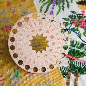 Pendelbräda Trådhållare, Korsstygnstrådsorganisatör i bokträ, Broderipresent