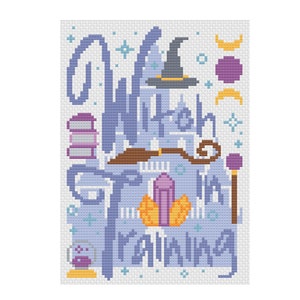 Könnte beinhalten: Ein Kreuzstichmuster mit einem lila und blauen Schloss mit dem Text "Witch in Training" und verschiedenen Hexensymbolen, darunter ein Besen, ein Kristall, ein Hut und ein Zauberstab.
