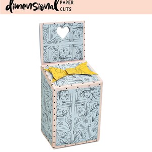 Puede incluir: Una caja de papel con estampado azul y blanco con un borde rosa y un lazo amarillo. La caja tiene un recorte en forma de corazón en la parte superior y el texto "SWEET LITTLE BOX SVG" está impreso debajo de la caja.