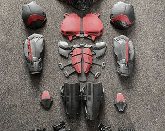 Puede incluir: Un conjunto de piezas de armadura negras y rojas para cosplay o la elaboración de disfraces. La armadura incluye un casco, una placa de pecho, hombreras, brazos, piernas y pies.