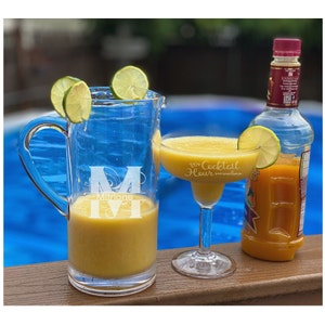 Set of 4  Margarita Glasses and Polycarbonate Pitcher with Pour Lip and Lid, Unbreakable Outdoor Use, Boating, Poolside, Tiki Bar, 5 O&#39;clock