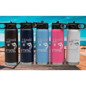 Peut inclure: Cinq bouteilles d'eau en acier inoxydable avec un couvercle noir et un motif blanc qui dit "Je préférerais pêcher" avec un graphique de poisson. Les bouteilles sont de différentes couleurs : marron, bleu, bleu clair, rose et blanc.