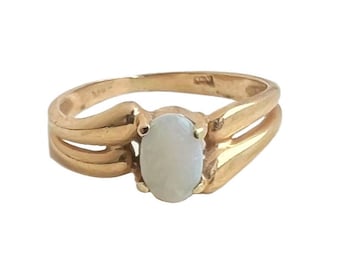 Vintage Opal Ring - 14k Yellow Gold Solitaire Ring Size 4 1/2
