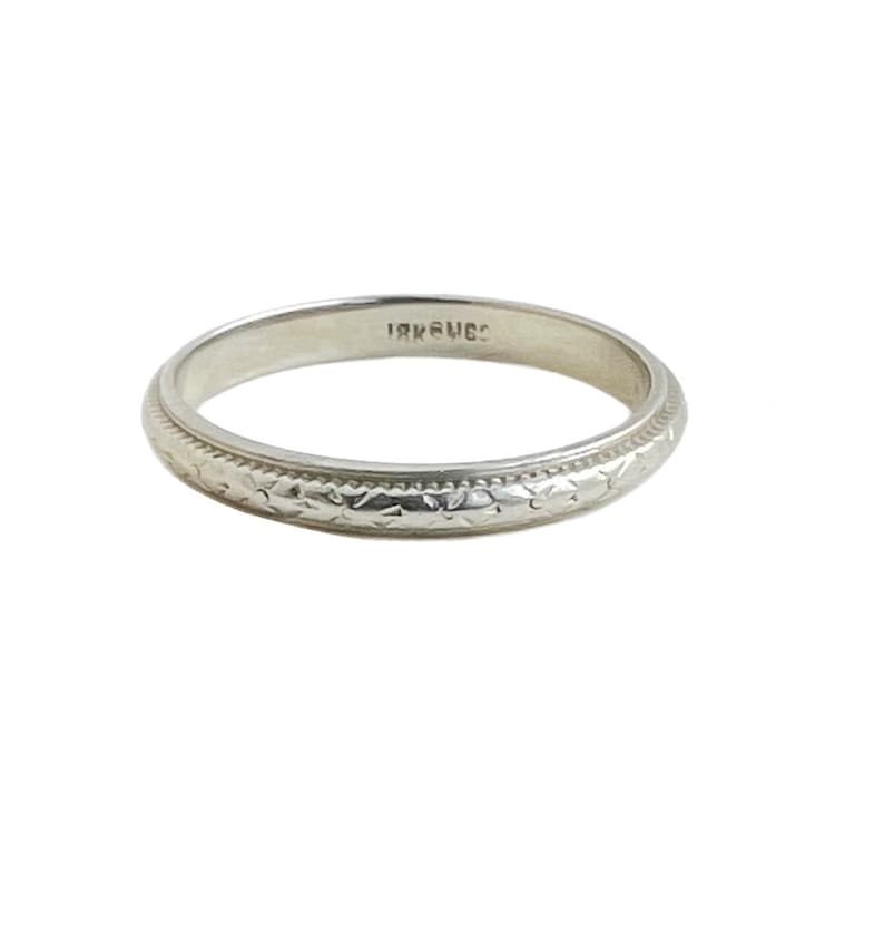 Pode incluir: Uma alian&ccedil;a de prata simples com um design gravado delicado. A banda &eacute; marcada com "14K 585".