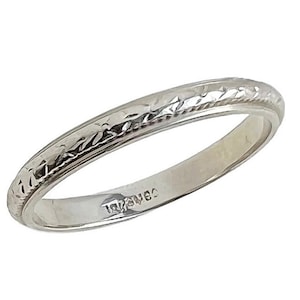 Pode incluir: Uma alian&ccedil;a de casamento simples, de prata, com um design texturizado. A alian&ccedil;a &eacute; marcada com "14K" no interior.