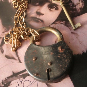 Collier cadenas steampunk : Lovelock noir antique, clé et chaîne en laiton