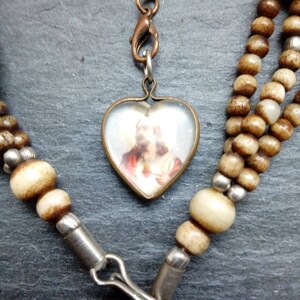 Sacro cuore collana di assemblaggio, Vintage hearts, medaglia miracolosa, Gesù, regalo unico, stile Rosario, upcycled medaglie religiose, osso,