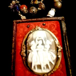 Collana vittoriana con cammeo in conchiglia: regina delle fate, ballerine, perle di ametista