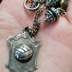 Fußball-Medaille, Silber Fußball, Fußball-Geschenk, einzigartige ein von einer Art, Boho Geschenk, sportliches Geschenk, Sport, Vintage-Sport, Damen-Team, Upcycled