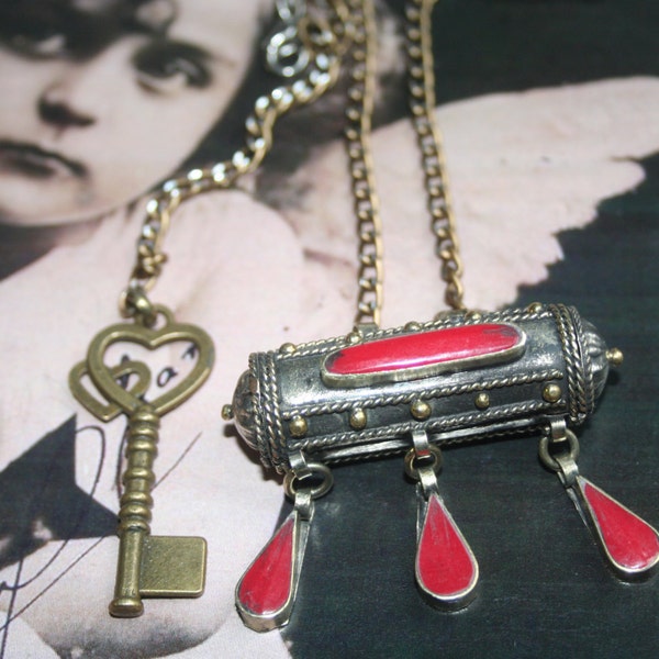 Silver Locket, Memory Box, Locket necklace, Tudor style Locket, Valentines Locket, Vintage vesta, Secret compartment, art, love token, love