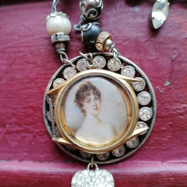 pendentif portrait, collier d’assemblage, style 19ème siècle, bijoux recyclés, vintage upcycled, médaillon étincelant, étui de montre, gemmes kyanite