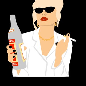 Può includere: Una donna con i capelli biondi, che indossa occhiali da sole e una camicia bianca, tiene una bottiglia di vodka e una sigaretta. Indossa una collana a catena d'oro e orecchini d'oro.