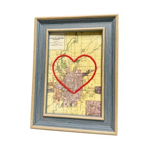 Carte du coeur d'Indianapolis | Cadeau de carte personnalisée | Cadeau d'anniversaire pour lui | Cadeau de mariage encadré | Carte vintage Indianapolis, coeur brodé à la main