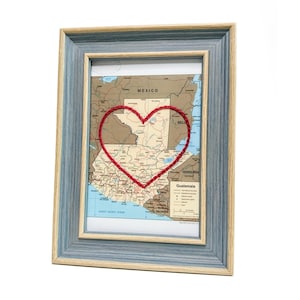 Carte du coeur du Guatemala | Cadeau de carte personnalisée | Anniversaire personnalisé | Cadeau de Saint-Valentin | Carte vintage du Guatemala, coeur brodé à la main
