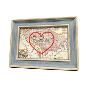 Carte cardiaque de Washington DC | Cadeau de carte personnalisée | Cadeau d'anniversaire pour lui | Cadeau de mariage | Impression de carte vintage de Washington DC avec coeur brodé à la main