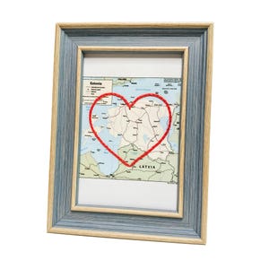 Carte cardiaque de l'Estonie | Cadeau de carte personnalisée | Cadeau d'anniversaire pour lui | Cadeau de mariage encadré | Impression de carte vintage de l'Estonie avec coeur brodé à la main