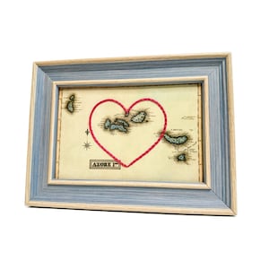 Carte cardiaque des Açores | Cadeau de carte personnalisée | Cadeau d'anniversaire pour lui | Cadeau de mariage encadré | Impression de carte vintage des Açores avec coeur brodé à la main