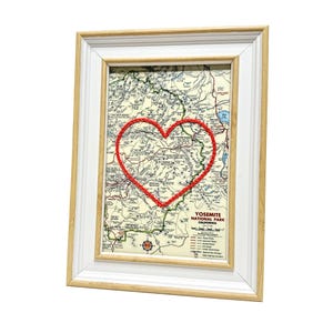 Carte du coeur du parc national de Yosemite | Cadeau de carte personnalisée | Cadeau d'anniversaire pour lui | Cadeau de mariage | Impression de carte vintage avec coeur brodé à la main