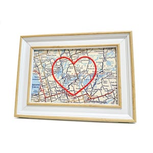 Carte du coeur de Bobcaygeon | Cadeau de carte personnalisée | Cadeau d'anniversaire pour lui | Cadeau de mariage encadré | Carte vintage de Bobcaygeon avec coeur brodé à la main