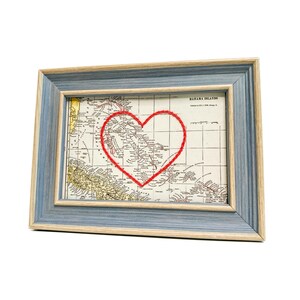 Carte coeur des Bahamas | Cadeau de carte personnalisée | Cadeau d'anniversaire pour lui | Cadeau de mariage encadré | Impression de carte vintage des Bahamas avec coeur brodé à la main