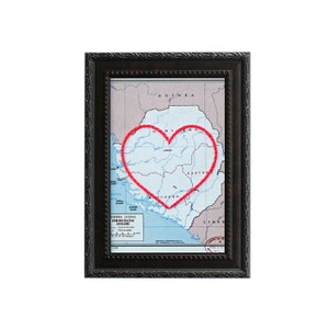 Carte cardiaque de la Sierra Leone | Art de broderie de carte personnalisée | Cadeau d'anniversaire pour couple | Cadeau de fiançailles pour elle | Cadeau de mariage personnalisé