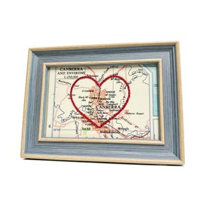 Carte du coeur de Canberra | Cadeau de carte personnalisée | Cadeau d'anniversaire en Australie | Cadeau de mariage | Impression de carte vintage de Canberra avec coeur brodé à la main