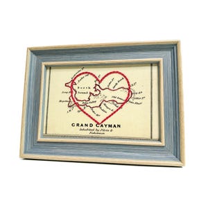Carte du coeur de Grand Cayman | Cadeau de carte personnalisée | Carte d'anniversaire encadrée | Cadeau Saint Valentin | Carte vintage de Grand Cayman, coeur brodé à la main