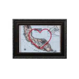 Carte du coeur de Curaçao | Cadeau de carte personnalisée | Cadeau d'anniversaire pour lui | Cadeau de mariage encadré | Impression de carte vintage de Curaçao avec coeur brodé à la main