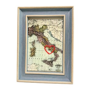 Carte cardiaque de la côte amalfitaine | Cadeau de carte personnalisée | Cadeau d'anniversaire en Italie | Cadeau de mariage | Impression de carte vintage d'Amalfi avec coeur brodé à la main