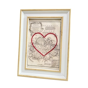Carte du coeur d'Antigua | Cadeau de carte personnalisée | Cadeau d'anniversaire personnalisé | Cadeau Saint Valentin | Carte vintage d'Antigua, coeur brodé à la main