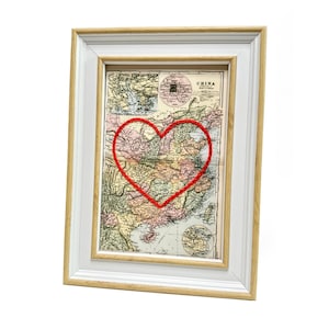 Carte du coeur de la Chine | Cadeau de carte personnalisée | Cadeau d'anniversaire pour lui | Cadeau de mariage encadré | Impression carte vintage de la Chine avec coeur brodé à la main