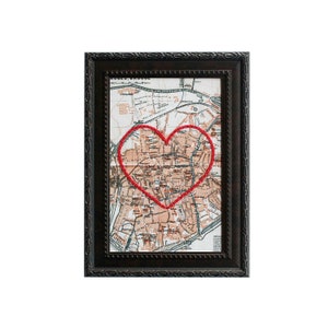 Carte du coeur de Bruges | Art de broderie personnalisé | Anniversaire personnalisé | Cadeau de fiançailles pour elle | Cadeau de mariage brodé à la main