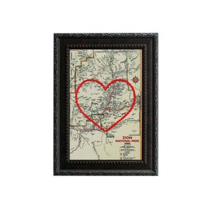 Zion National Park Herzkarte | Personalisierte Landkartenstickerei | Geschenk für Paare | Verlobung Geschenk für sie | Benutzerdefinierte Abschluss Geschenk