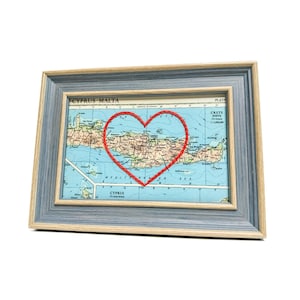 Carte du coeur de la Crète | Cadeau de carte personnalisée | Cadeau d'anniversaire grec | Cadeau de mariage encadré | Impression de carte vintage de la Crète avec coeur brodé à la main
