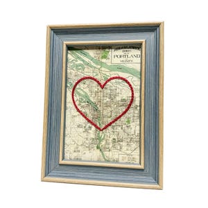 Carte du coeur de Portland | Cadeau de carte personnalisée | Cadeau d'anniversaire de l'Oregon | Cadeau de mariage | Impression de carte vintage de Portland avec coeur brodé à la main