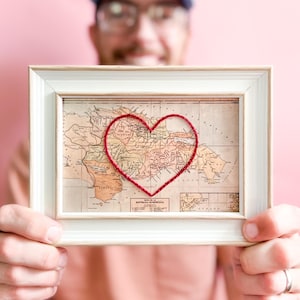République dominicaine | Cadeau de carte personnalisée | Cadeau d'anniversaire dominicain pour lui | Cadeau de mariage encadré | Impression de carte vintage avec coeur brodé à la main