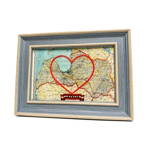 Carte cardiaque de la Lettonie | Cadeau de carte personnalisée | Cadeau artistique d'anniversaire personnalisé | Cadeau Saint Valentin | Carte vintage de la Lettonie, coeur brodé à la main