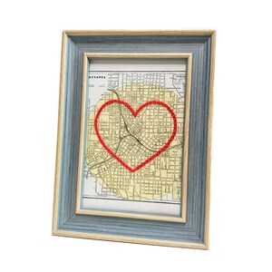 Carte du coeur d'Atlanta | Cadeau de carte personnalisée | Cadeau d'anniversaire de Géorgie | Cadeau de mariage | Impression de carte vintage d'Atlanta avec coeur brodé à la main