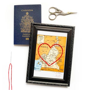 Carte du coeur du Cameroun | Cadeau de carte personnalisée | Cadeau d'anniversaire pour lui | Cadeau de mariage | Impression de carte vintage du Cameroun avec coeur brodé à la main