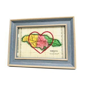 Carte cardiaque de la Jamaïque | Cadeau de carte personnalisée | Cadeau d'anniversaire pour lui | Cadeau de mariage encadré | Impression de carte vintage de la Jamaïque avec coeur brodé à la main
