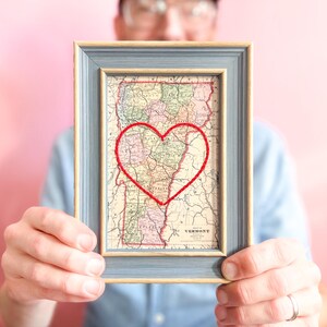Carte du coeur du Vermont | Cadeau de carte personnalisée | Cadeau d'anniversaire pour lui | Cadeau de mariage encadré | Impression de carte vintage du Vermont avec coeur brodé à la main