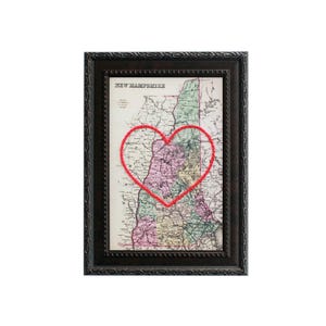 Carte du coeur du New Hampshire | Cadeau de carte personnalisée | Cadeau d'anniversaire pour lui | Cadeau de mariage encadré | Impression de carte vintage avec coeur brodé à la main