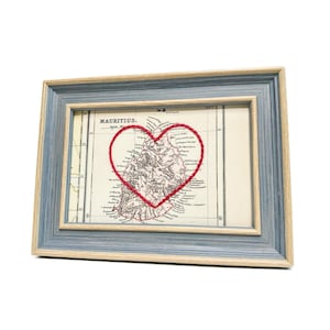 Carte du coeur de l'Ile Maurice | Cadeau de carte personnalisée | Carte d'anniversaire personnalisée | Cadeau Saint Valentin | Carte vintage de l'île Maurice, coeur brodé à la main