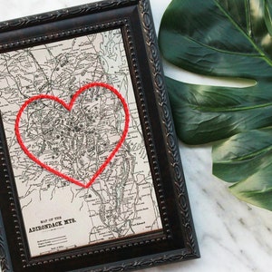 Carte du coeur des Adirondacks | Cadeau de carte personnalisée | Cadeau d'anniversaire pour lui | Cadeau de mariage | Impression de carte vintage des Adirondacks, coeur brodé à la main