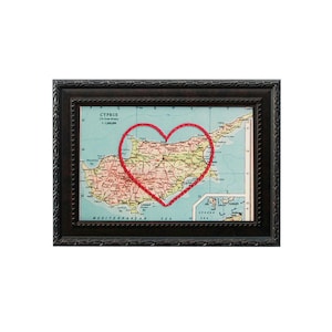Carte du coeur de Chypre | Cadeau de carte personnalisée | Cadeau d'anniversaire grec | Cadeau de mariage encadré | Impression de carte vintage de Chypre avec coeur brodé à la main