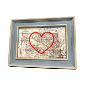 Carte du coeur du Dakota du Nord | Cadeau de carte personnalisée | Carte cadeau d'anniversaire | Cadeau de mariage encadré | Carte vintage du Dakota du Nord avec coeur brodé