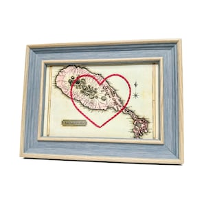 Carte du coeur de Saint-Kitts | Cadeau de carte personnalisée | Art d'anniversaire encadré | Cadeau Saint Valentin | Carte vintage de Saint-Kitts en coeur brodé à la main