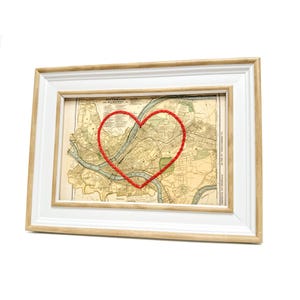 Carte du coeur de Pittsburgh | Cadeau de carte personnalisée | Cadeau d'anniversaire pour lui | Cadeau de mariage encadré | Impression de carte de Pittsburgh avec coeur brodé à la main
