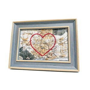 Carte du coeur de Barcelone | Cadeau de carte personnalisée | Anniversaire personnalisé | Cadeau Saint Valentin | Carte vintage de Barcelone, coeur brodé à la main