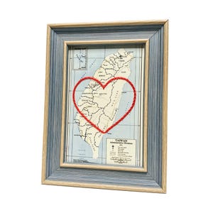 Carte cardiaque de Taïwan | Cadeau de carte personnalisée | Cadeau d'anniversaire pour lui | Cadeau de mariage encadré | Impression de carte vintage de Taïwan avec coeur brodé à la main